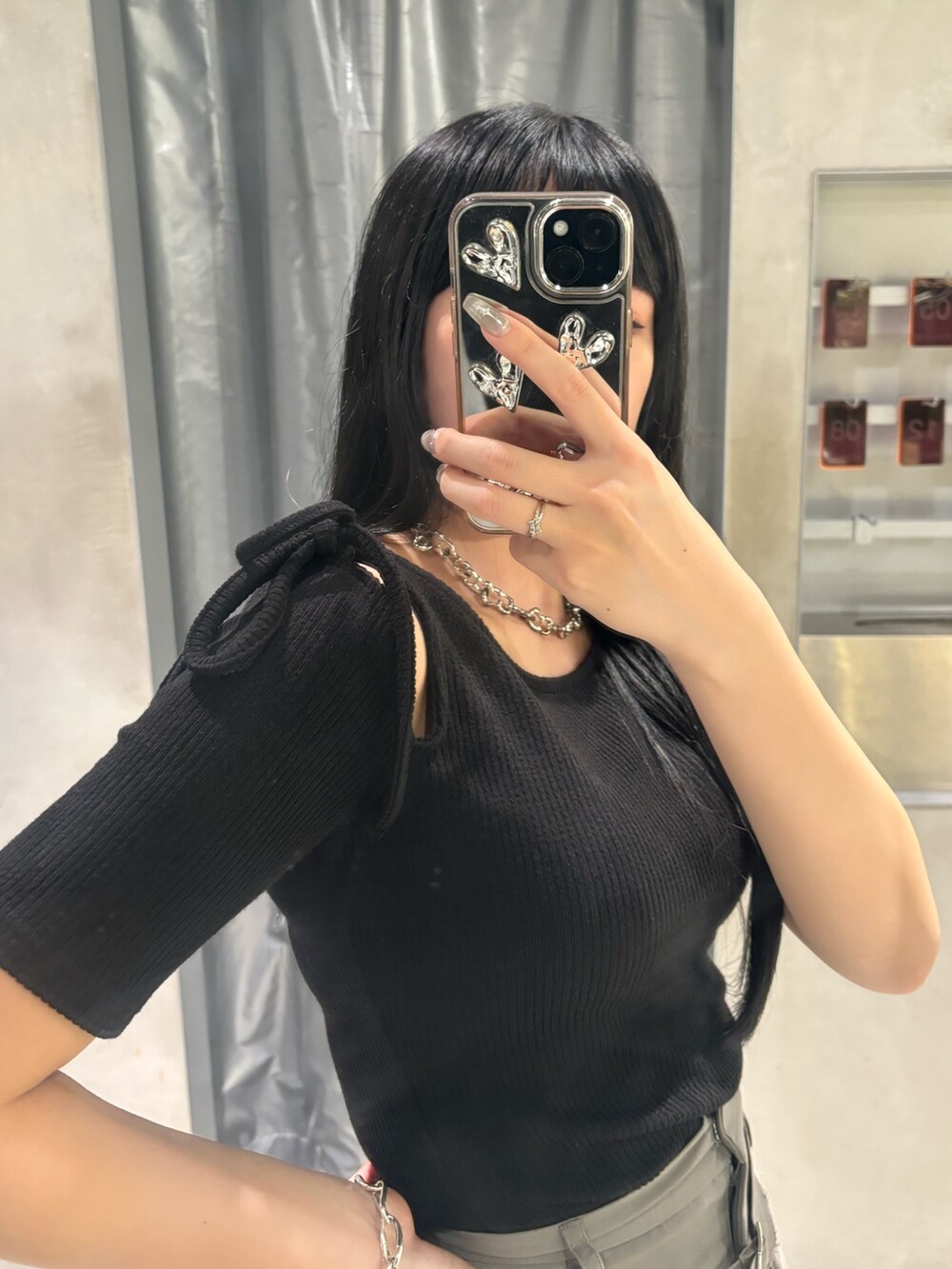 ブラック系のサンダル、ブラック系のTシャツ/カットソー、グレー系のその他パンツを着用したレディースの夏コーディネートの4枚目の写真