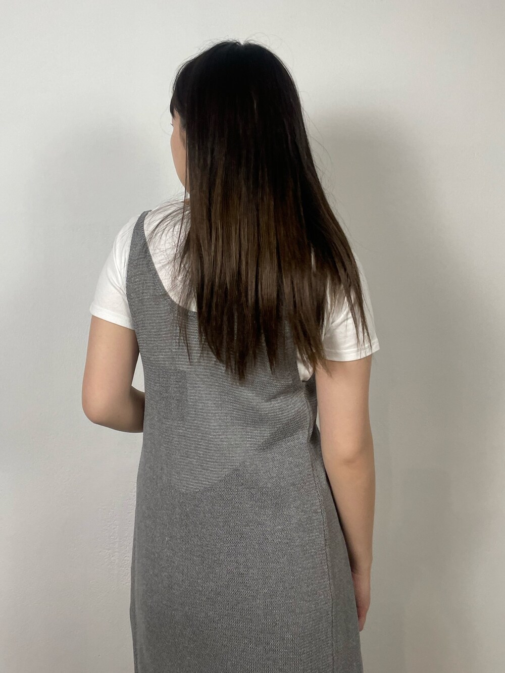 ブラック系のスカート、ホワイト系のTシャツ/カットソー、ブラック系のサンダルを着用したレディースの夏コーディネートの6枚目の写真