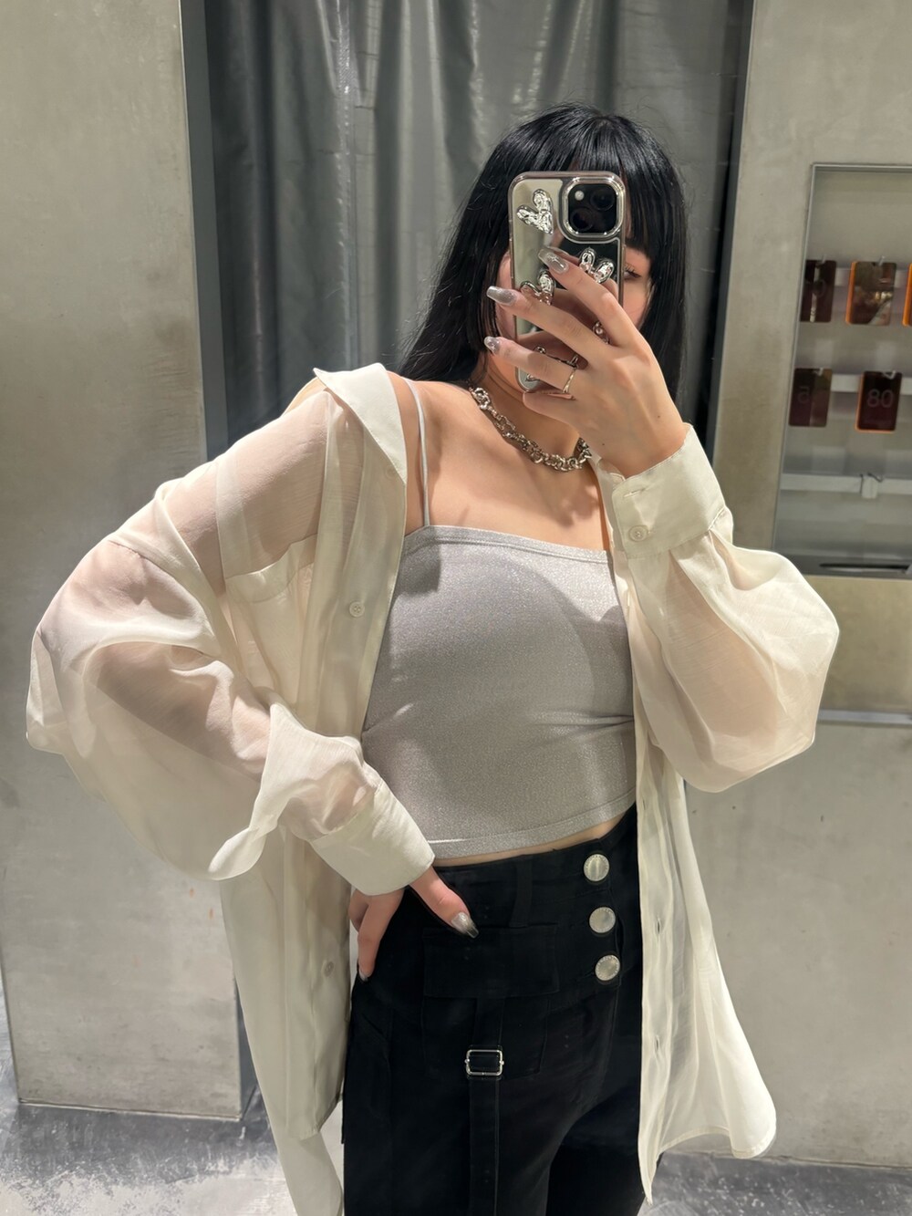 ベージュ系のシャツ/ブラウス、ホワイト系のサンダル、ブラック系のデニムパンツを着用したレディースの夏コーディネートの3枚目の写真