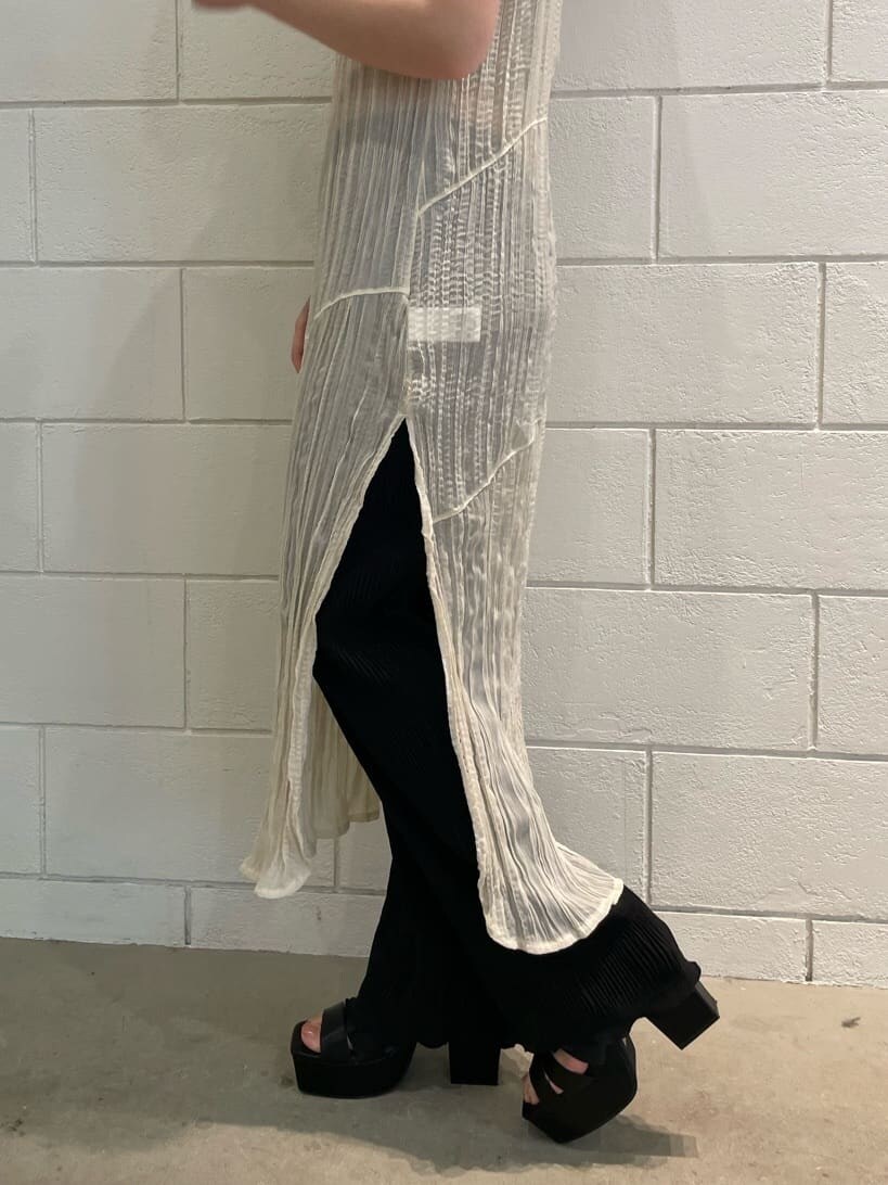 ベージュ系のタンクトップ、ブラック系のその他パンツ、ホワイト系のワンピースを着用したレディースの夏コーディネートの5枚目の写真