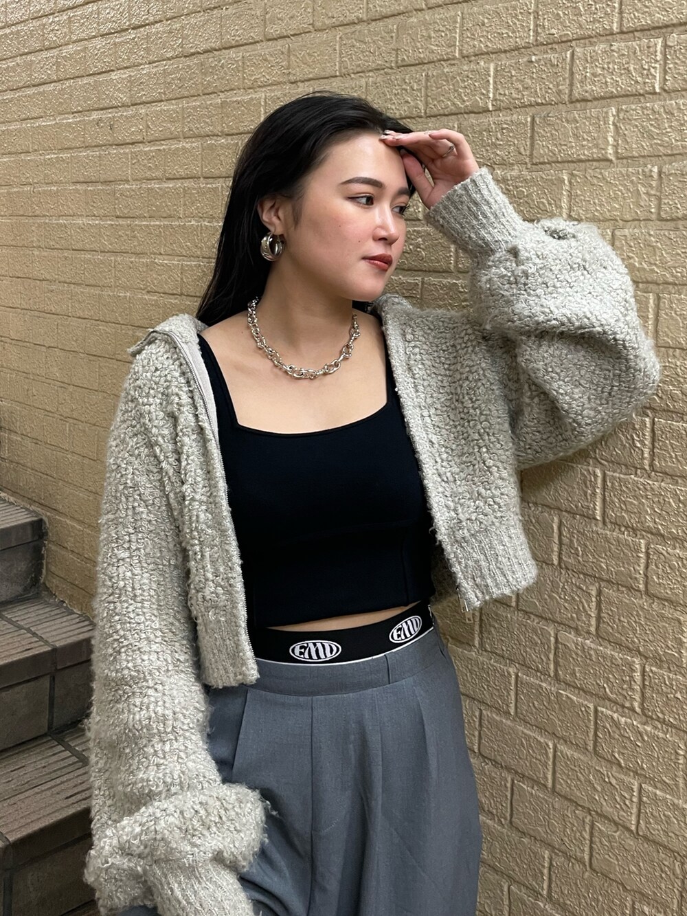 ブラック系のローファー、グレー系のその他パンツ、グレー系のニット/セーターを着用したレディースの秋コーディネートの4枚目の写真