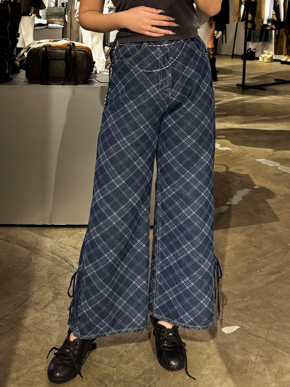 ブラック系のスニーカー、ブルー系のデニムパンツを着用したレディースの冬コーディネートの3枚目の写真