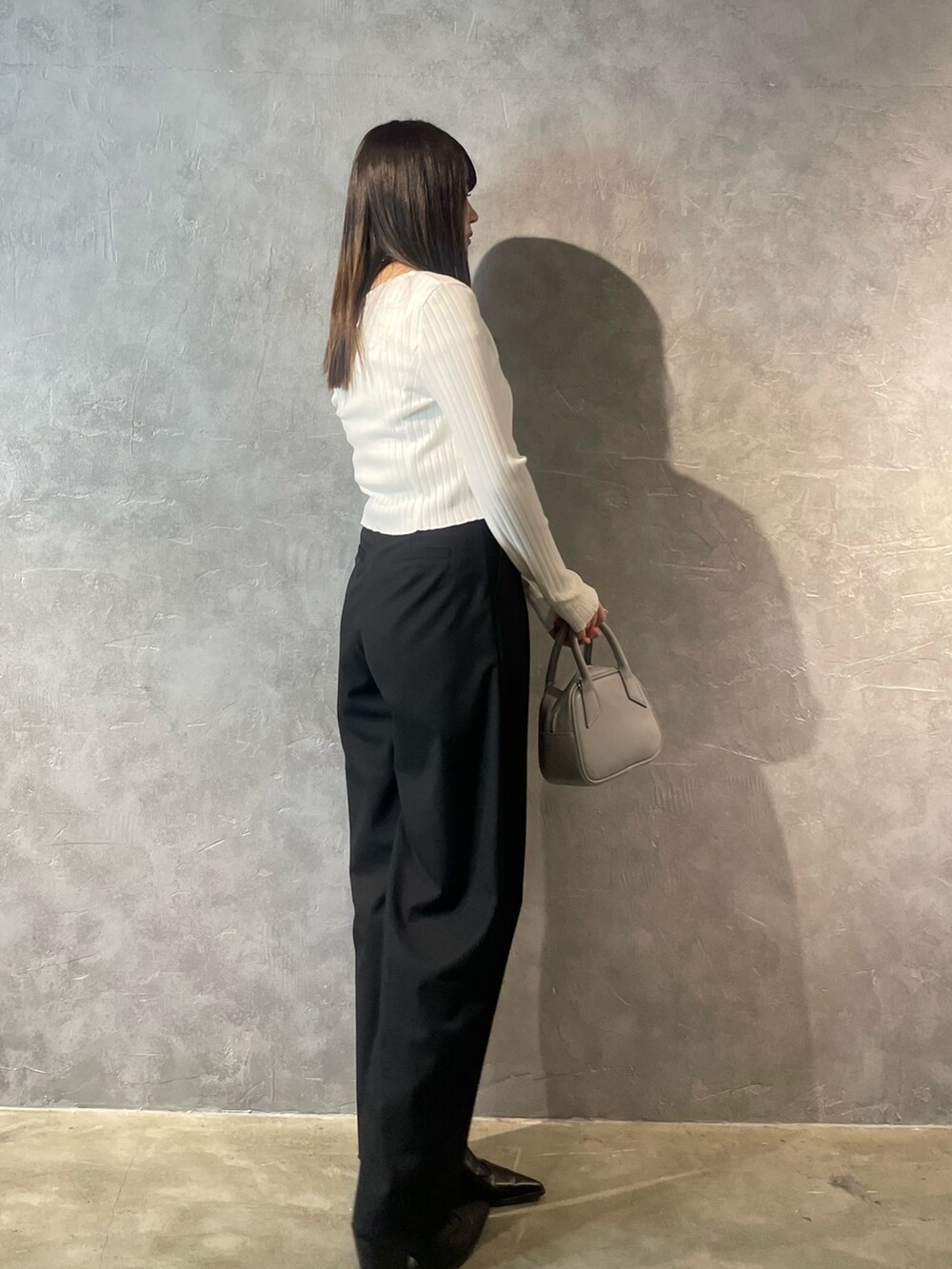 ホワイト系のTシャツ/カットソー、ブラック系のその他パンツ、ブラック系のブーツを着用したレディースの春コーディネートの2枚目の写真