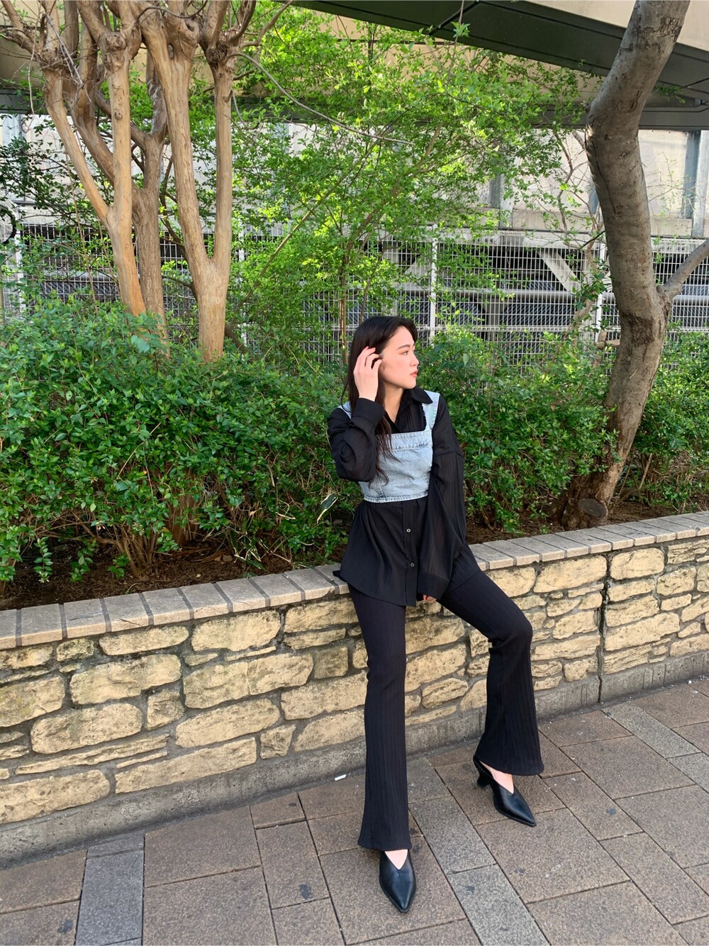 ブラック系のその他パンツ、ブラック系のサンダル、ブラック系のシャツ/ブラウスを着用したレディースの春コーディネートの2枚目の写真