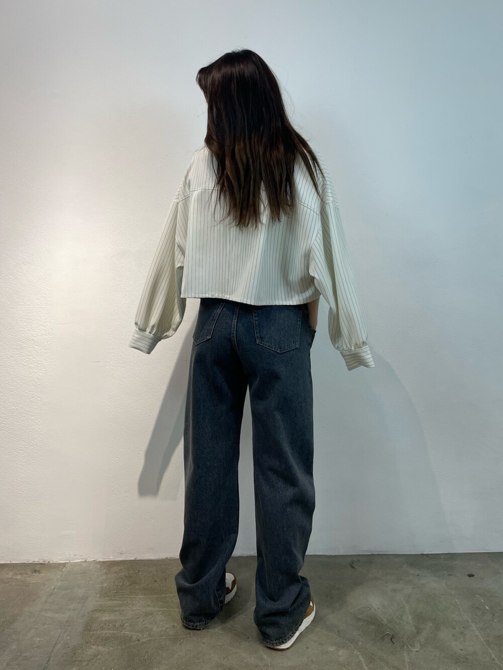 ブルー系のデニムパンツ、その他のシャツ/ブラウス、ブラウン系のスニーカーを着用したレディースの夏コーディネートの3枚目の写真