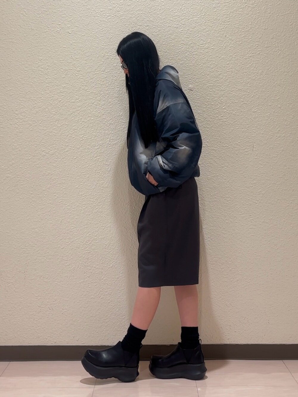 グレー系のその他パンツ、ブラック系のブーツ、その他のブルゾンを着用したレディースの春コーディネートの4枚目の写真