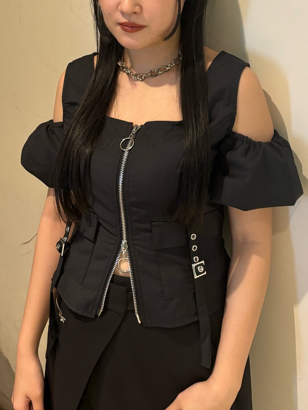 ホワイト系のTシャツ/カットソー、ブラック系のその他パンツ、ブラック系のサンダルを着用したレディースの夏コーディネートの4枚目の写真