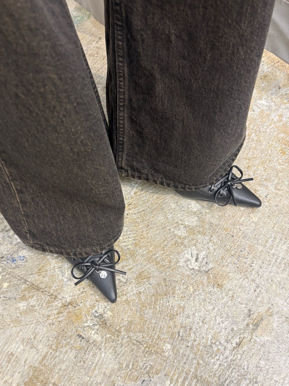 ホワイト系のパンプス、ブラック系のデニムパンツ、ホワイト系のTシャツ/カットソーを着用したレディースの夏コーディネートの7枚目の写真