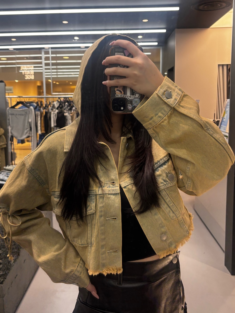 ブラック系のサンダル、ブラック系のその他パンツ、ベージュ系のデニムジャケットを着用したレディースの春コーディネートの3枚目の写真