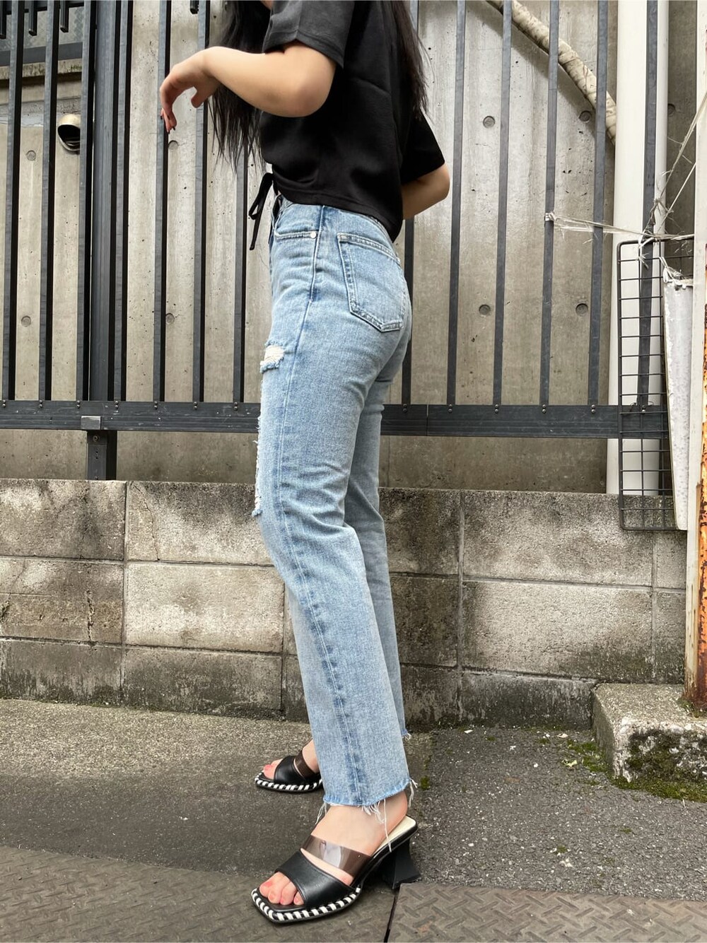 ブラック系のTシャツ/カットソー、ブルー系のデニムパンツ、ブラック系のその他シューズを着用したレディースの夏コーディネートの6枚目の写真