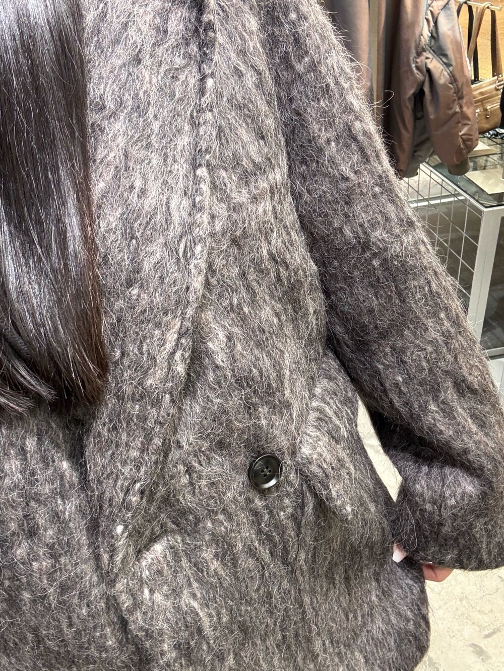 ブラック系のブーツ、グレー系のテーラードジャケット、ブラック系のスウェットを着用したレディースの秋コーディネートの5枚目の写真