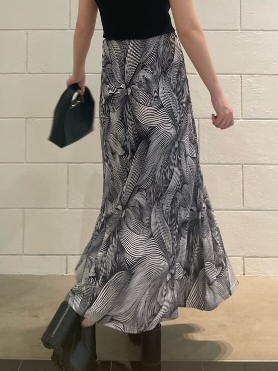 その他のスカート、ブラック系のタンクトップ、ブラック系のサンダルを着用したレディースの夏コーディネートの5枚目の写真