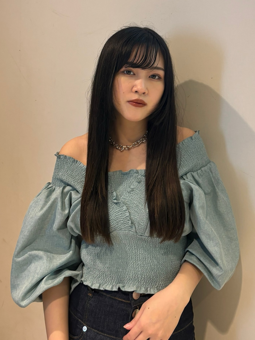 ブラック系のデニムパンツ、ブルー系のTシャツ/カットソーを着用したレディースの春コーディネートの4枚目の写真