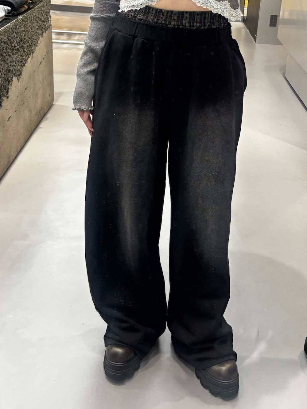 ブラック系のブーツ、グレー系のスウェットパンツ、グレー系のニット/セーターを着用したレディースの春コーディネートの5枚目の写真