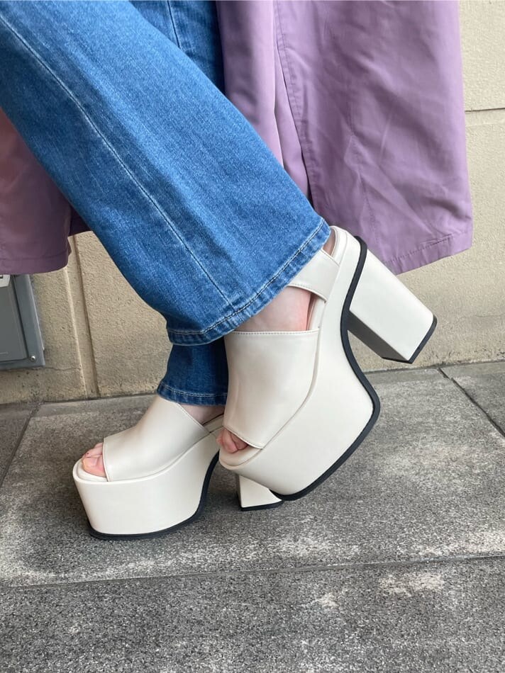 パープル系のトレンチコート、ホワイト系のキャミソール、ホワイト系のサンダルを着用したレディースの春コーディネートの8枚目の写真