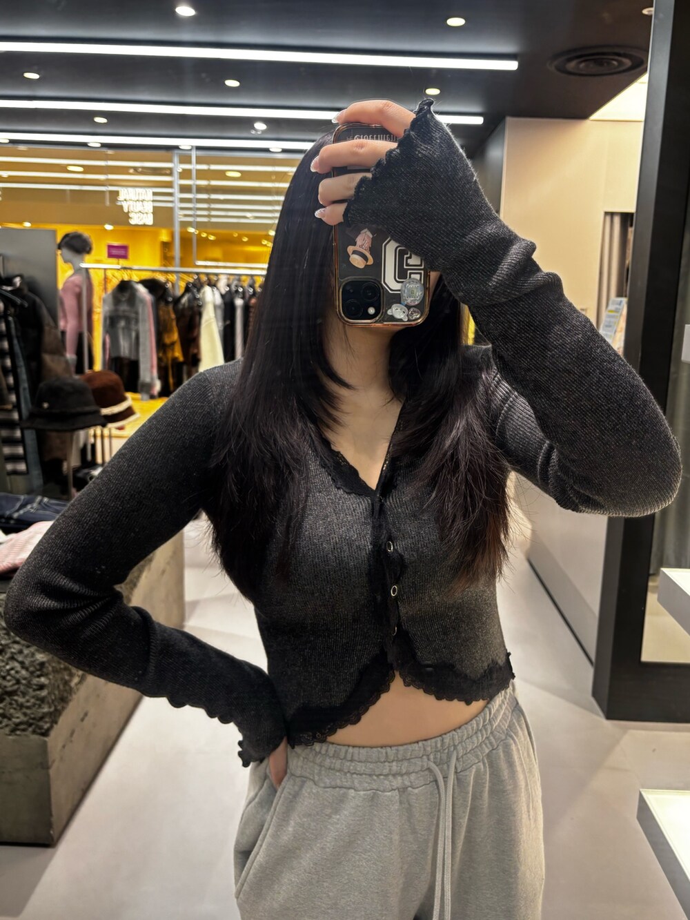 ブラック系のニット/セーター、グレー系のスウェットパンツ、ブラック系のローファーを着用したレディースの冬コーディネートの3枚目の写真