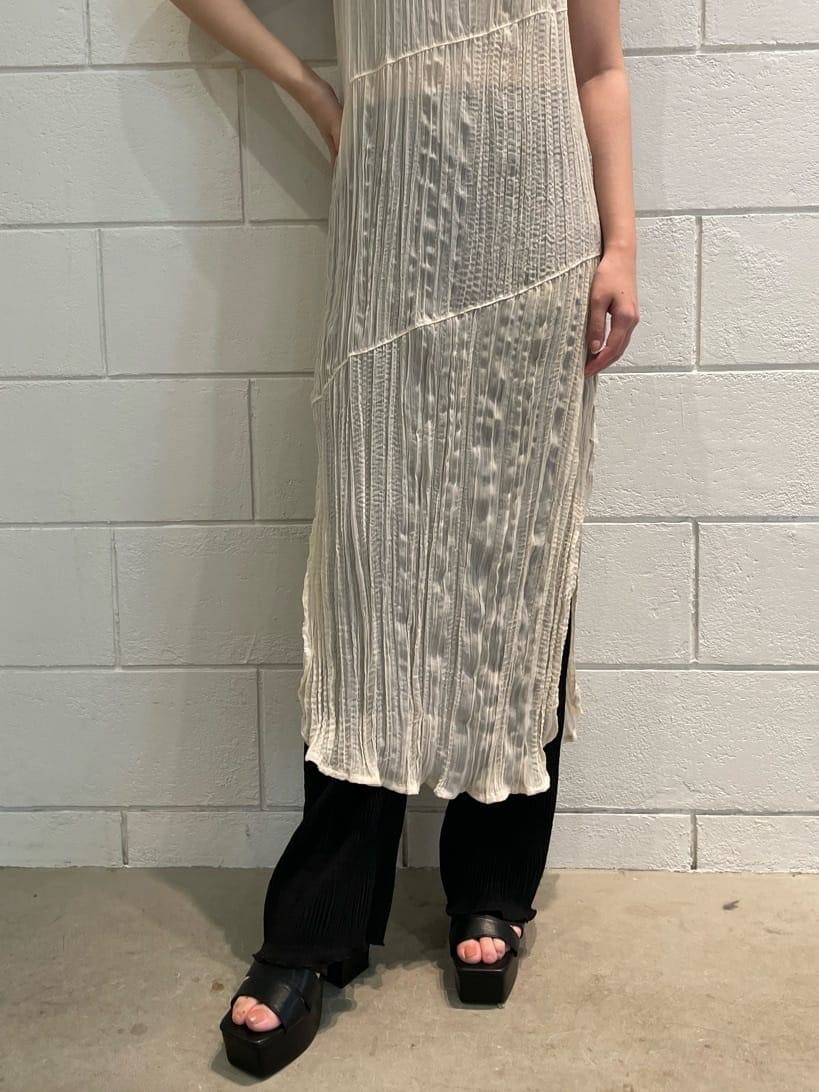 ベージュ系のタンクトップ、ブラック系のその他パンツ、ホワイト系のワンピースを着用したレディースの夏コーディネートの4枚目の写真