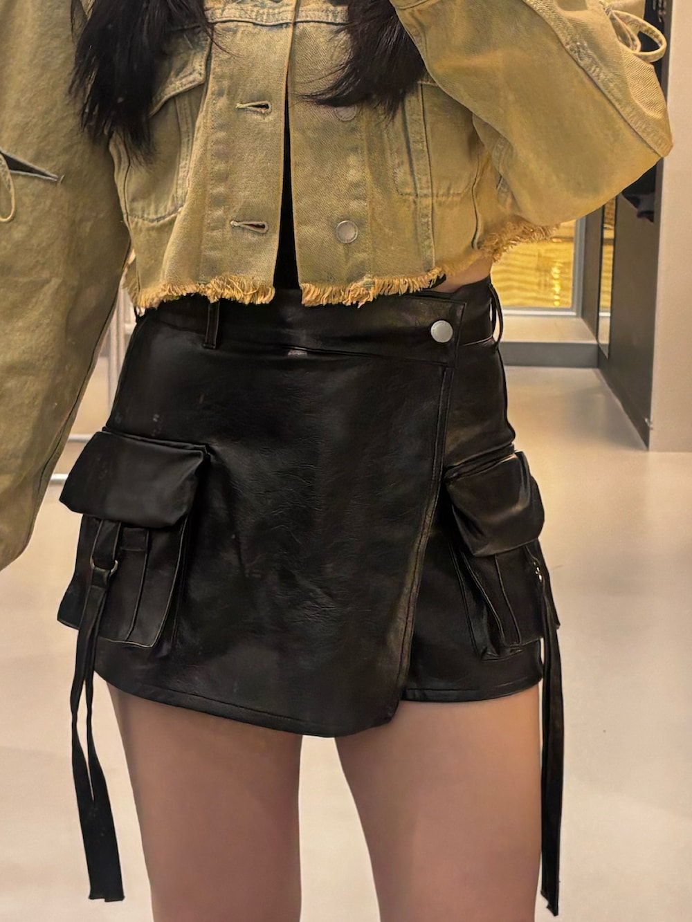 ブラック系のサンダル、ブラック系のその他パンツ、ベージュ系のデニムジャケットを着用したレディースの春コーディネートの5枚目の写真