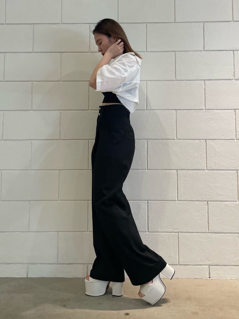 ホワイト系のサンダル、ブラック系のその他パンツ、ホワイト系のシャツ/ブラウスを着用したレディースの春コーディネートの2枚目の写真