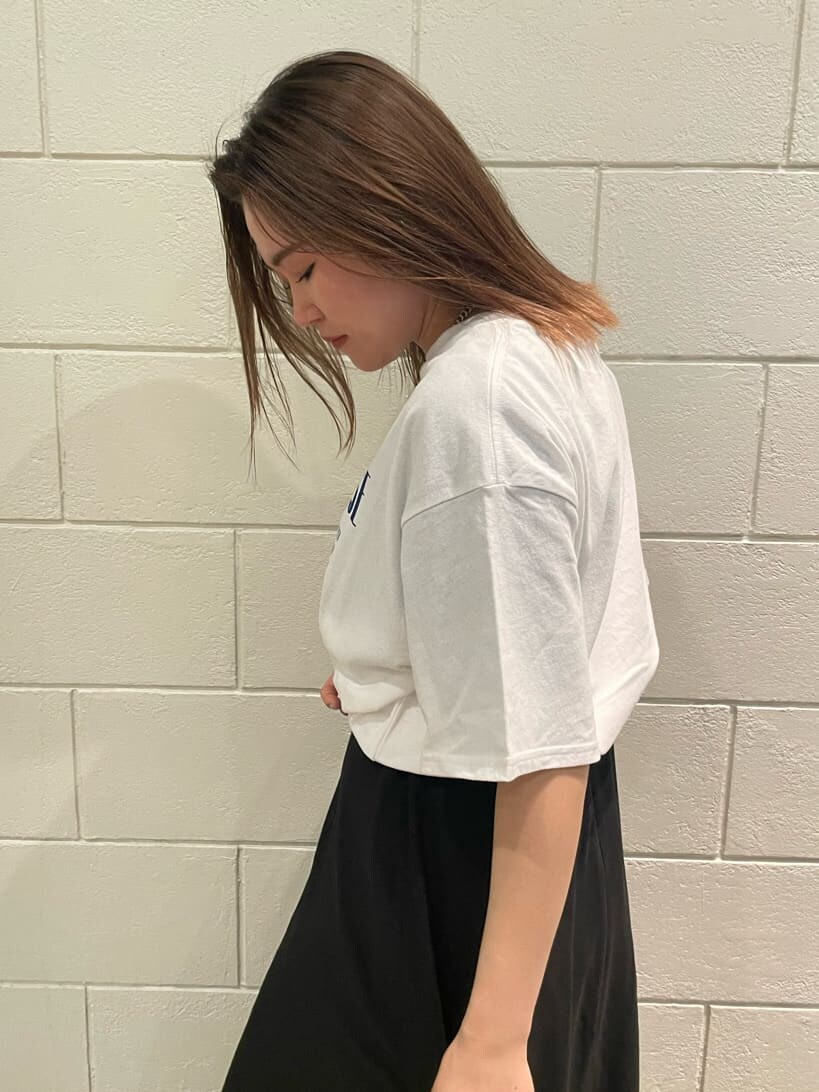 ブラック系のサンダル、ブラック系のワンピース、ホワイト系のTシャツ/カットソーを着用したレディースの春コーディネートの7枚目の写真