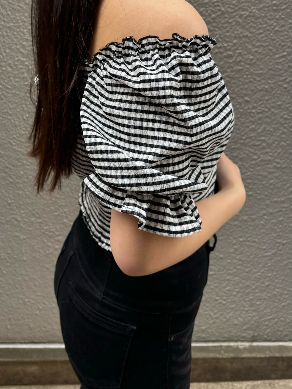 その他のTシャツ/カットソー、ブラック系のデニムパンツ、ブラック系のサンダルを着用したレディースの春コーディネートの6枚目の写真