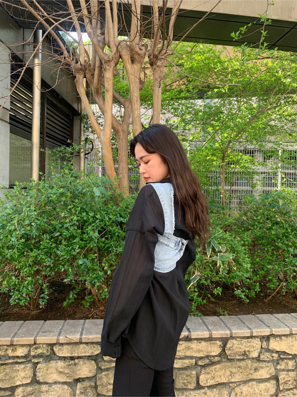 ブラック系のその他パンツ、ブラック系のサンダル、ブラック系のシャツ/ブラウスを着用したレディースの春コーディネートの5枚目の写真