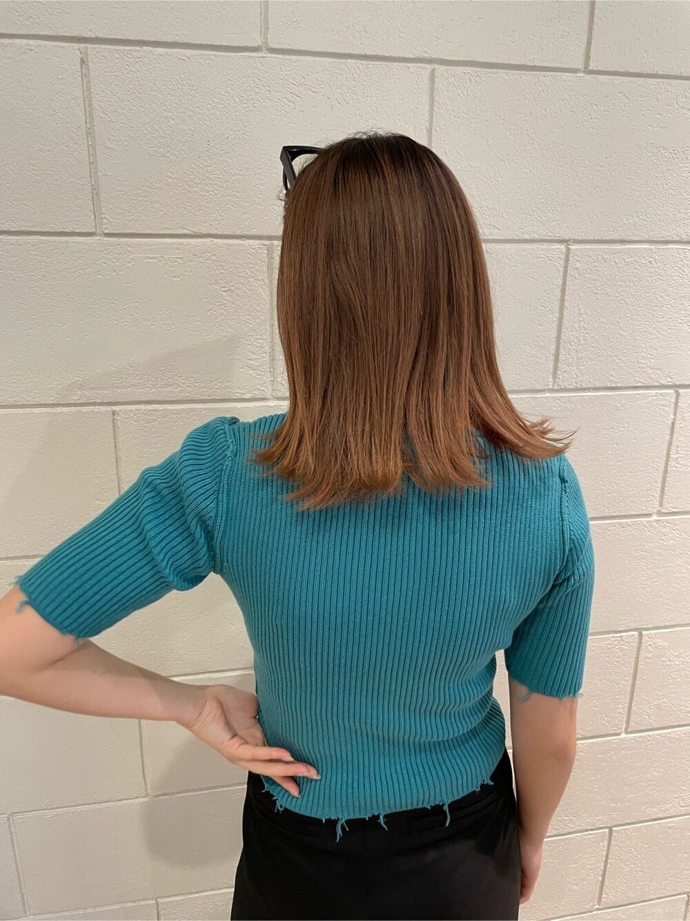 ブラック系のサンダル、ブラック系のスラックス、ブルー系のニット/セーターを着用したレディースの春コーディネートの5枚目の写真