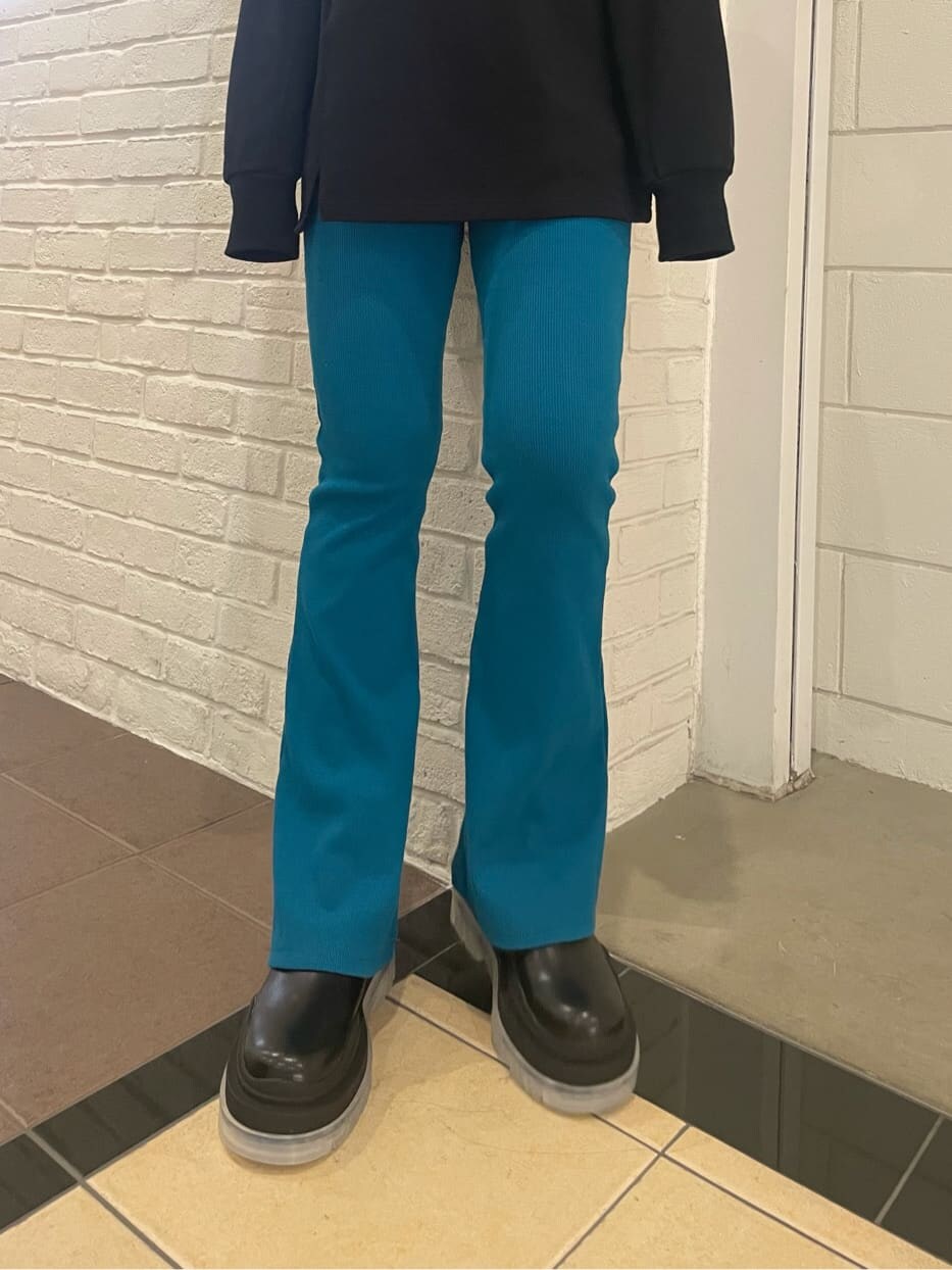 ブラック系のブーツ、ブラック系のTシャツ/カットソー、ブルー系のその他パンツを着用したレディースの冬コーディネートの7枚目の写真