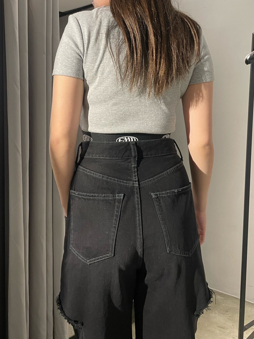 ブラック系のTシャツ/カットソー、ブラック系のデニムパンツ、ブラック系のサンダルを着用したレディースの春コーディネートの4枚目の写真