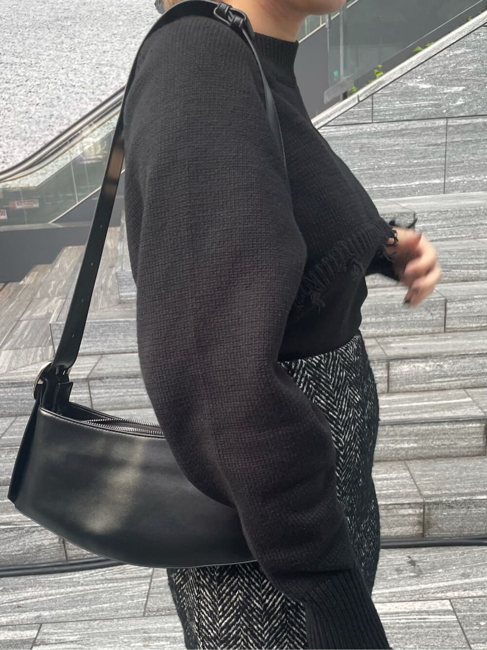 ブラック系のスカート、ブラック系のニット/セーター、ブラック系のキャミソールを着用したレディースの秋コーディネートの3枚目の写真