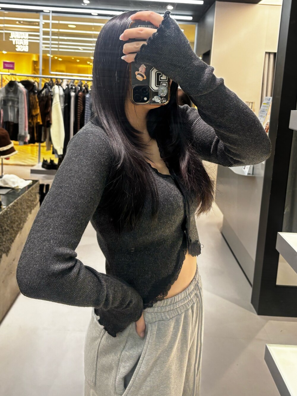 ブラック系のニット/セーター、グレー系のスウェットパンツ、ブラック系のローファーを着用したレディースの冬コーディネートの4枚目の写真