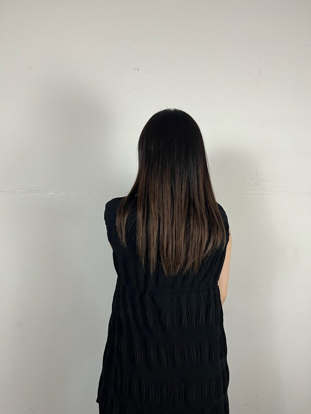 ブラック系のTシャツ/カットソー、ブラック系のその他パンツ、ブラック系のサンダルを着用したレディースの春コーディネートの6枚目の写真