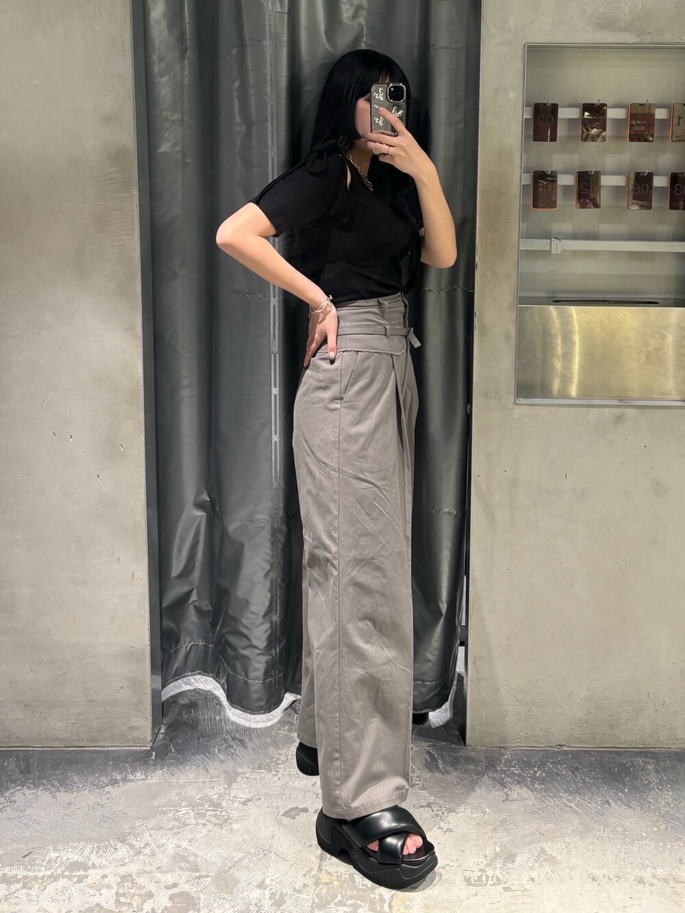 ブラック系のサンダル、ブラック系のTシャツ/カットソー、グレー系のその他パンツを着用したレディースの夏コーディネートの2枚目の写真