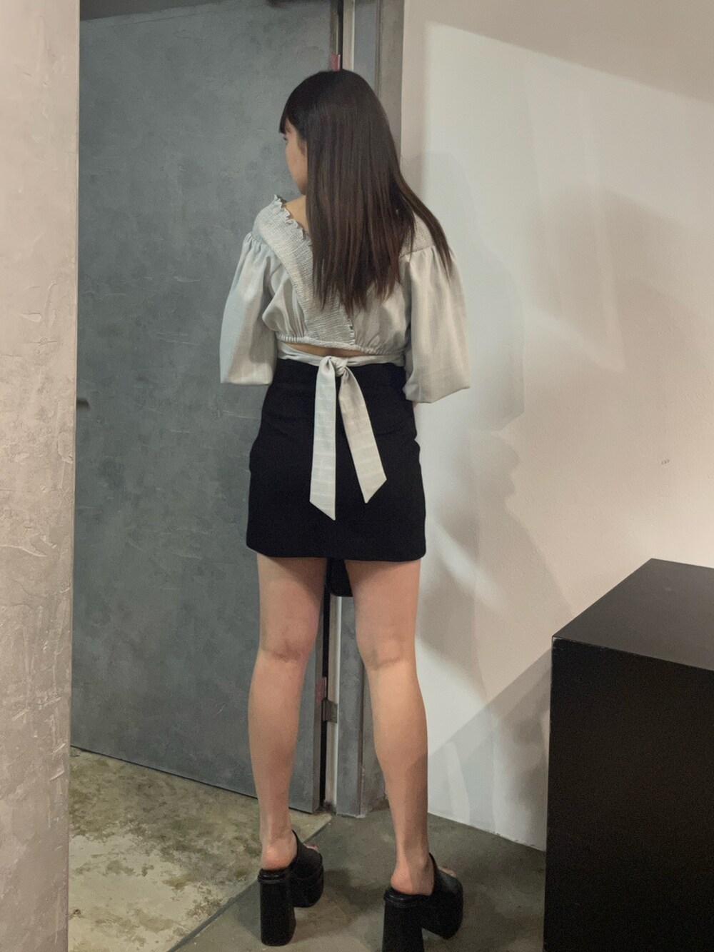 その他のハンドバッグ、ブラック系のスカート、ブラック系のサンダルを着用したレディースの春コーディネートの3枚目の写真