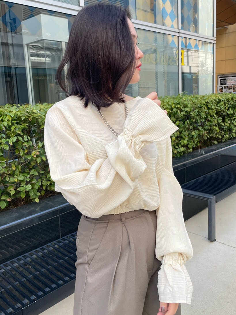 ホワイト系のパンプス、ブラウン系のその他パンツ、ホワイト系のシャツ/ブラウスを着用したレディースの春コーディネートの3枚目の写真