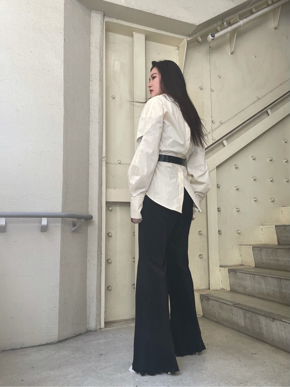 ホワイト系のシャツ/ブラウス、ブラック系のその他パンツ、ホワイト系のサンダルを着用したレディースの春コーディネートの2枚目の写真