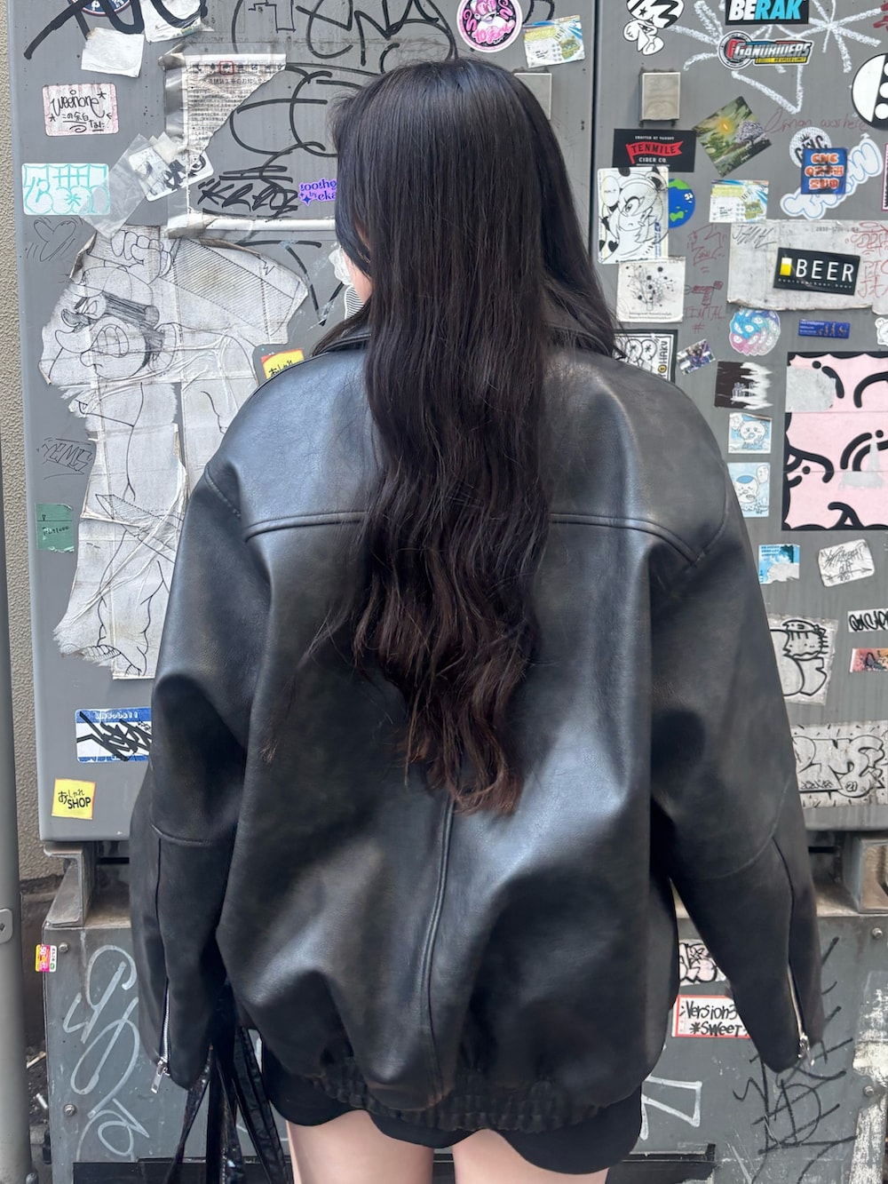 ブラック系のブーツ、ブラック系のスカート、ブラック系のブルゾンを着用したレディースの冬コーディネートの6枚目の写真