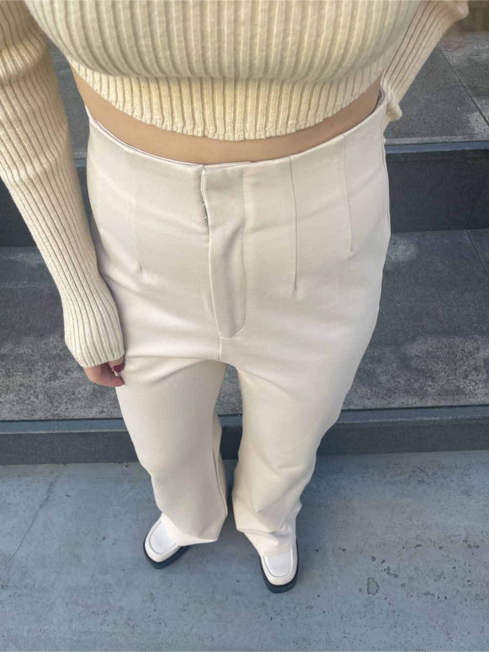 ホワイト系のその他パンツ、ホワイト系のローファー、ホワイト系のニット/セーターを着用したレディースの冬コーディネートの6枚目の写真