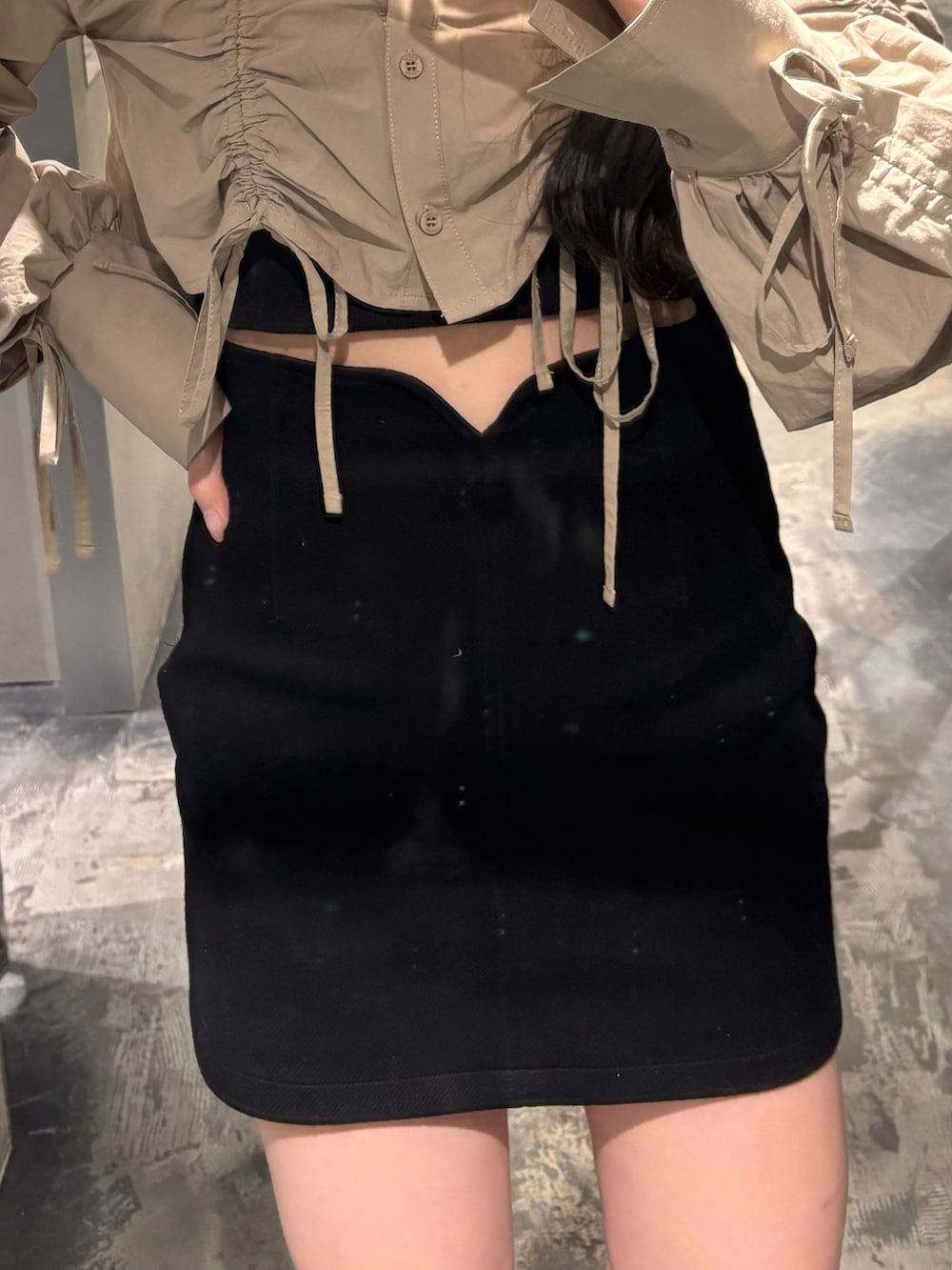 ブラック系のブーツ、ブラック系のスカート、ベージュ系のシャツ/ブラウスを着用したレディースの春コーディネートの5枚目の写真