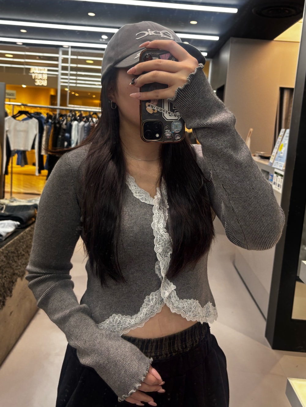 ブラック系のブーツ、グレー系のスウェットパンツ、グレー系のニット/セーターを着用したレディースの春コーディネートの3枚目の写真