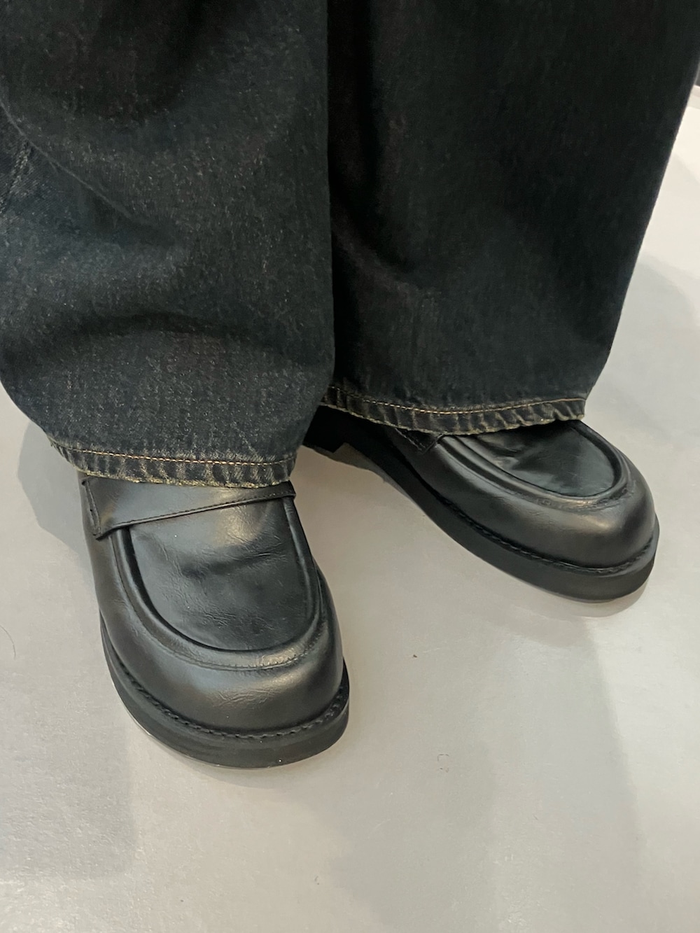 ブラック系のローファー、グレー系のテーラードジャケット、ブラック系のカーディガン/ボレロを着用したレディースの秋コーディネートの5枚目の写真