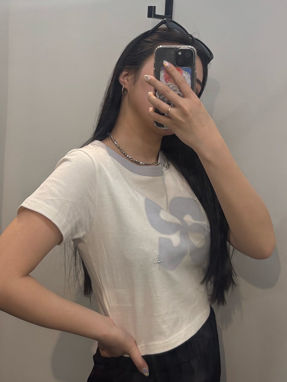 ホワイト系のパンプス、ブラック系のその他パンツ、ホワイト系のTシャツ/カットソーを着用したレディースの夏コーディネートの8枚目の写真