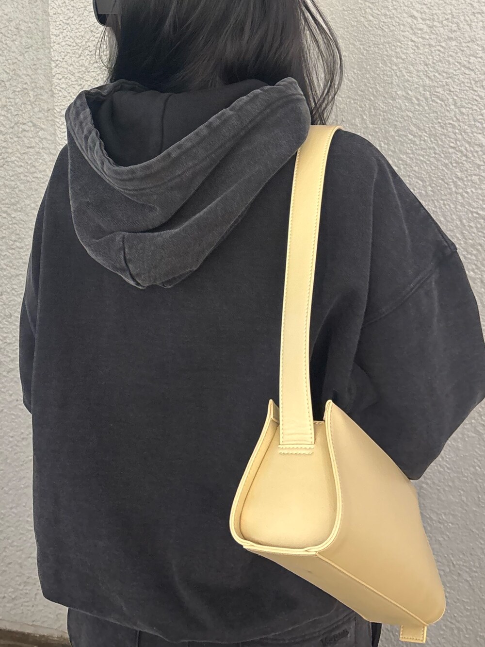 ベージュ系のハンドバッグ、ブラック系のスウェット、ブラック系のスウェットパンツを着用したレディースの秋コーディネートの6枚目の写真