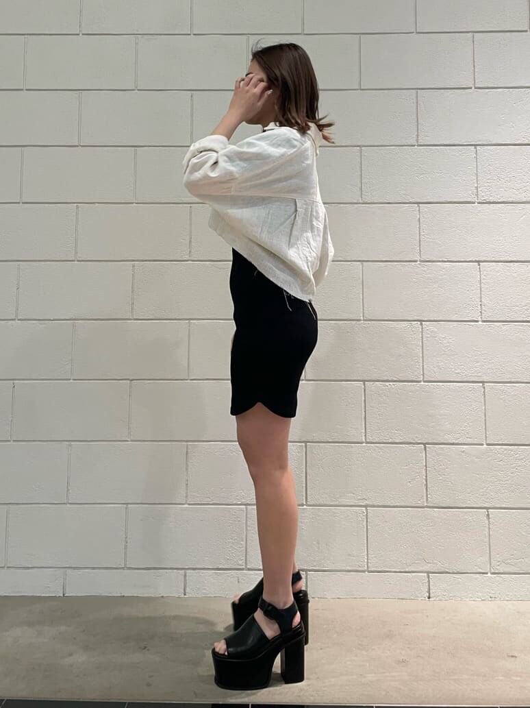 ブラック系のワンピース、ホワイト系のブルゾン、ブラック系のサンダルを着用したレディースの春コーディネートの2枚目の写真