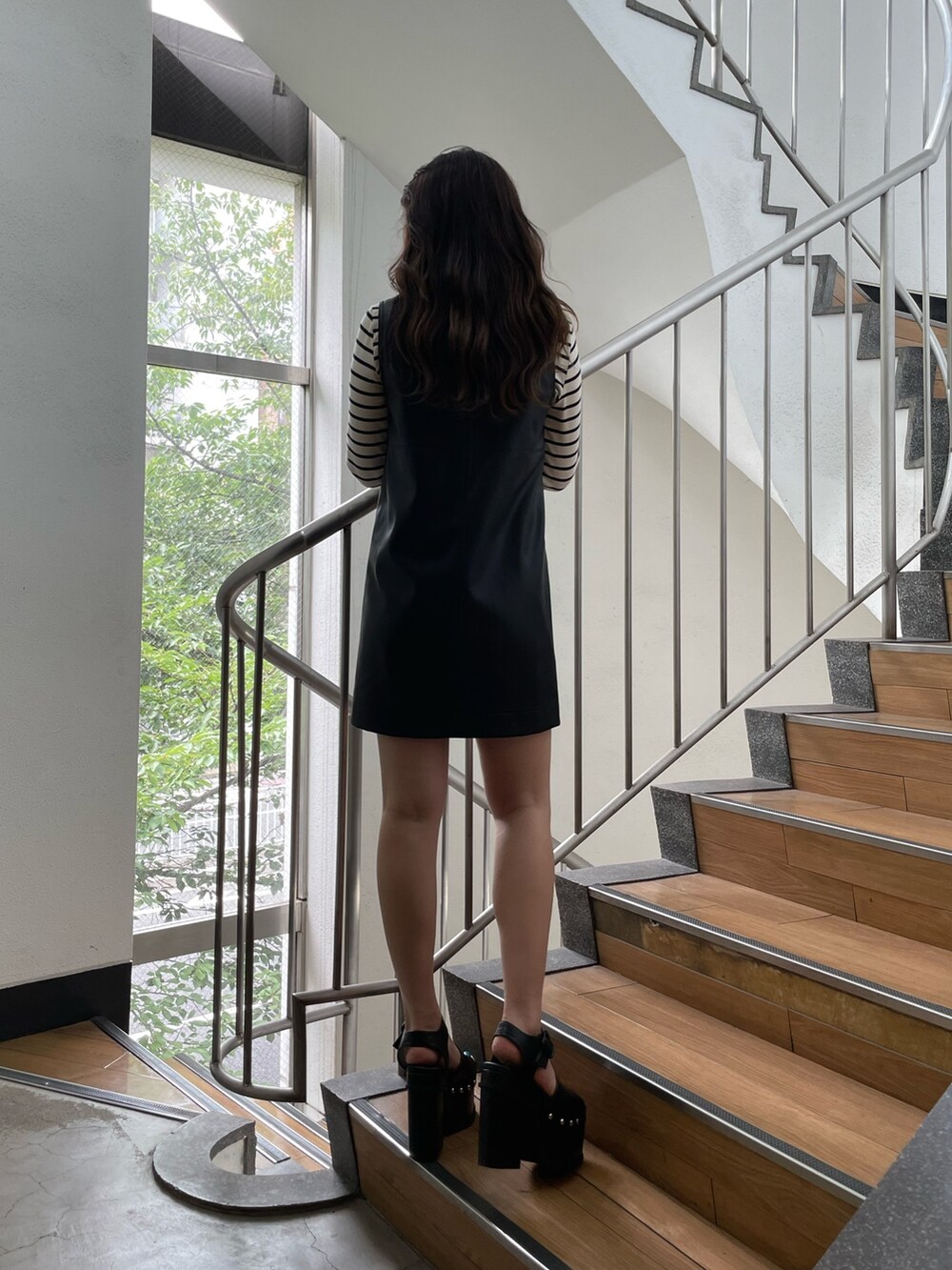 ブラック系のサンダル、ブラック系のワンピース、その他のTシャツ/カットソーを着用したレディースの夏コーディネートの3枚目の写真