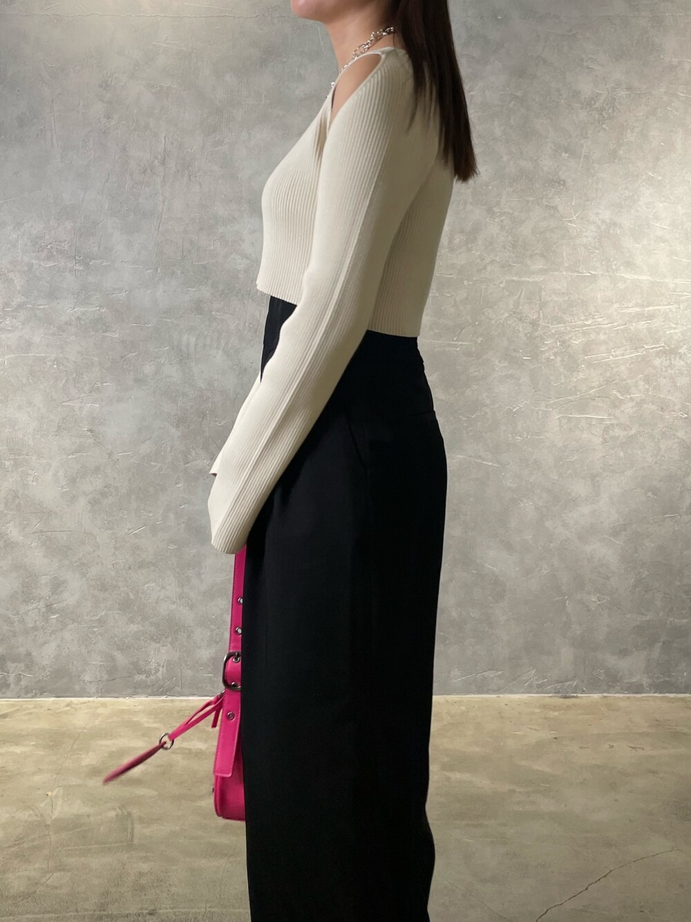 ホワイト系のニット/セーター、ブラック系のその他パンツ、ブラック系のパンプスを着用したレディースの冬コーディネートの4枚目の写真