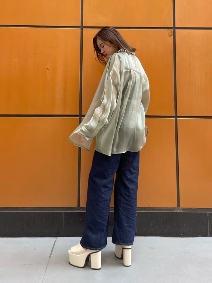 イエロー系のシャツ/ブラウス、ブルー系のデニムパンツ、ホワイト系のサンダルを着用したレディースの春コーディネートの3枚目の写真