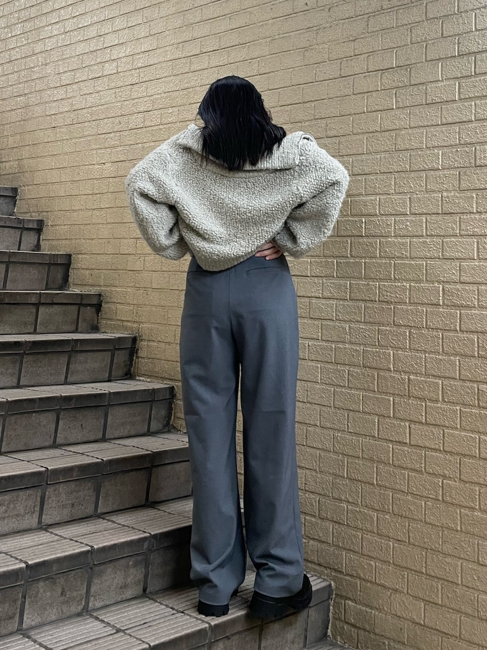 ブラック系のローファー、グレー系のその他パンツ、グレー系のニット/セーターを着用したレディースの秋コーディネートの2枚目の写真