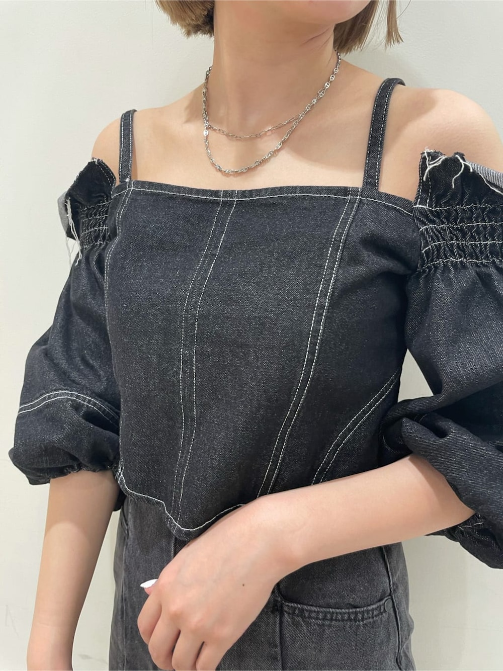 ブラック系のデニムスカート、ブラック系のシャツ/ブラウスを着用したレディースの夏コーディネートの7枚目の写真