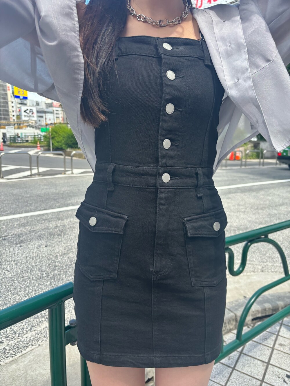 ブラック系のサンダル、ブラック系のワンピース、グレー系のシャツ/ブラウスを着用したレディースの春コーディネートの3枚目の写真